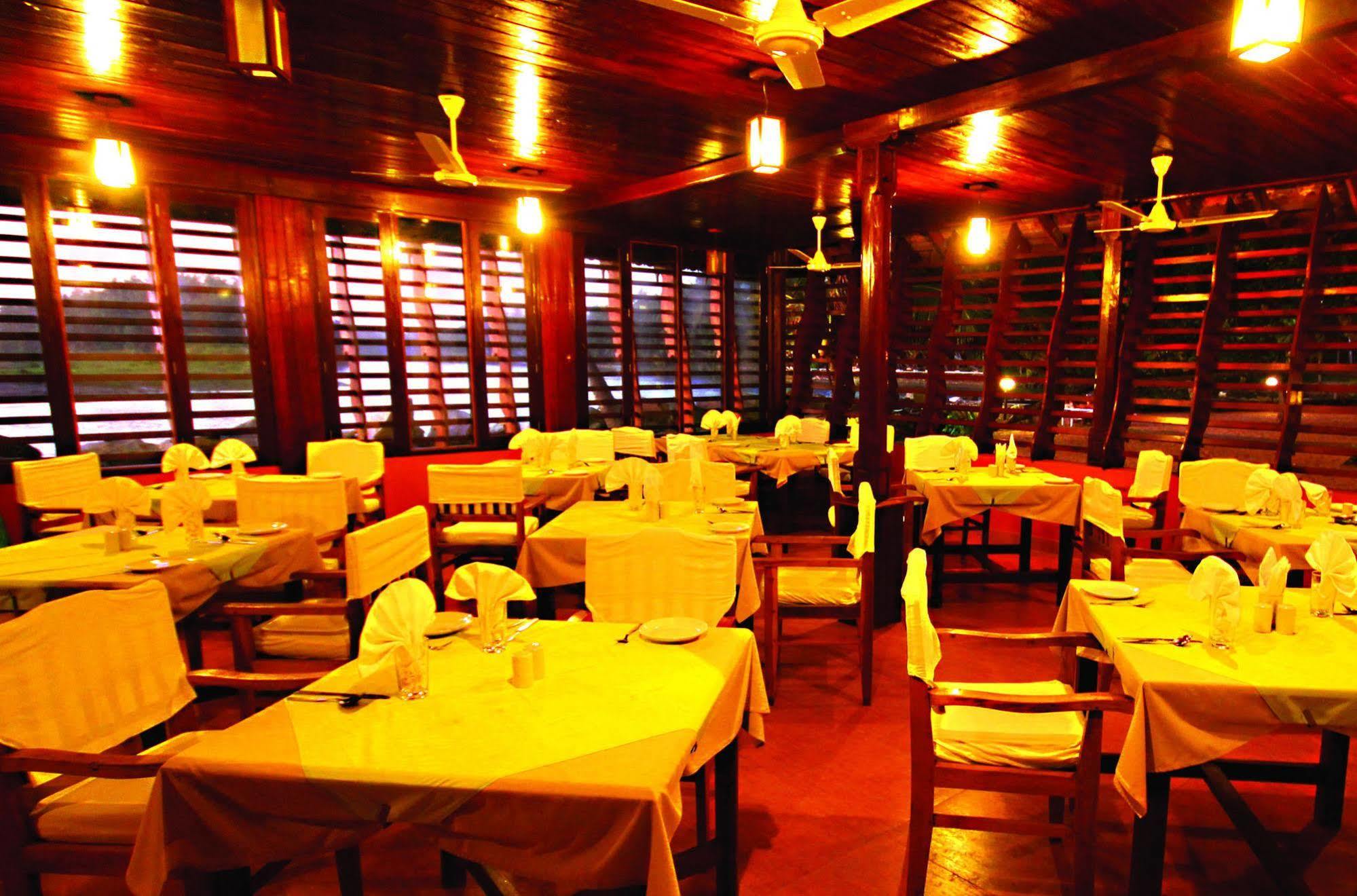 Beach And Lake Ayurvedic Resort, Kovalam Bagian luar foto
